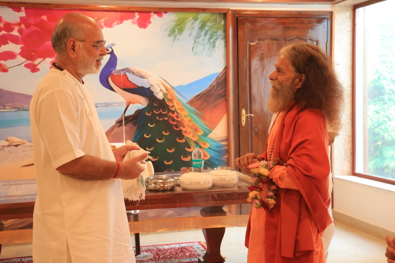 ✨परमार्थ निकेतन से कथा मर्मज्ञ पूज्य रमेशभाई ओझा जी की भावपूर्ण विदाई🌸सात दिवसीय श्रीमद्भागवत कथा, दिव्य गंगा आरती, हवन और तीर्थाटन का अलौकिक अनुभव🌺हरित, संस्कारित और सतत भविष्य के निर्माण हेतु संकल्प💥ग्रीन कथा, ग्रीन कल्चर, ग्रीन फ्यूचर का दिया मंत्र🌸पूज्य स्वामी जी और पूज्य साध्वी जी ने रूद्राक्ष का दिव्य पौधा और भगवान शिव की प्रतिमा भेंट कर पूज्य भाई श्री को विदा किया