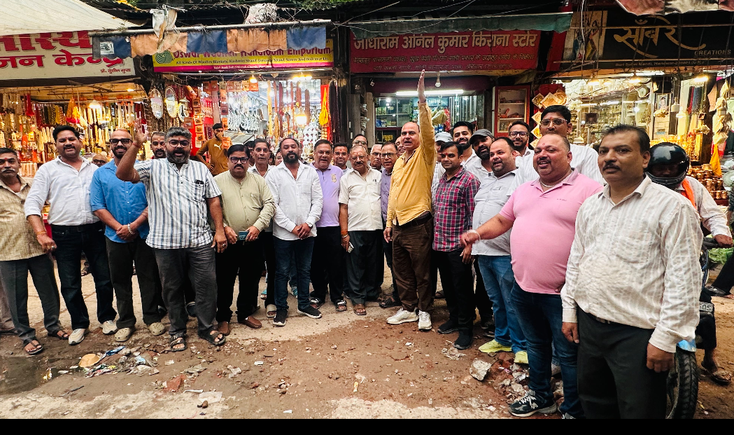 फायर हाइड्रेंट पाइपलाइन प्रोजेक्ट में लापरवाही के खिलाफ व्यापारियों का फूटा गुस्सा; बड़ी सब्जी मंडी चौक पर प्रदर्शन, बाजार बंद की चेतावनी